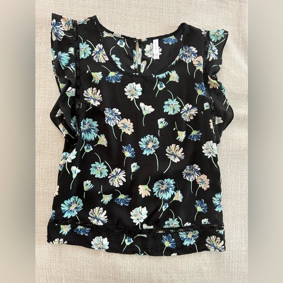 Xhilaration Black Floral Flutter Sleeve Top. Size S/P. - Picture 6 of 10